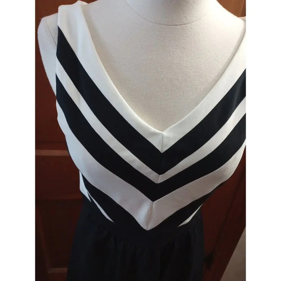 Cynthia Rowley Sleeveless Dress Size S NWT Black/White Mini Fit And Flare - Picture 4 of 9